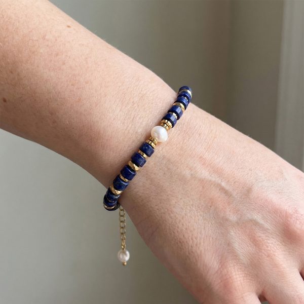 Elegant natural stone and pearl beaded bracelet, featuring lapis lazuli and natural freshwater pearls.
