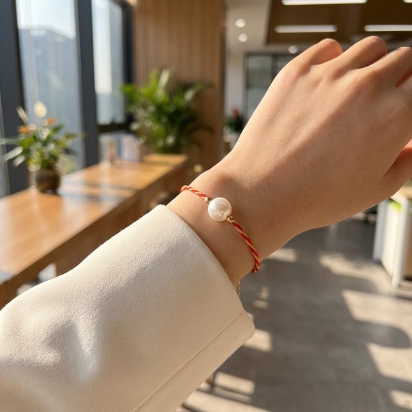 Color-blocked woven pearl bracelet, minimalist jewelry.