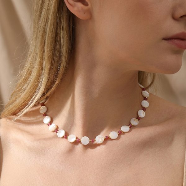 Round shell powder natural stone crystal bead necklace, a holiday gift, an elegant necklace.