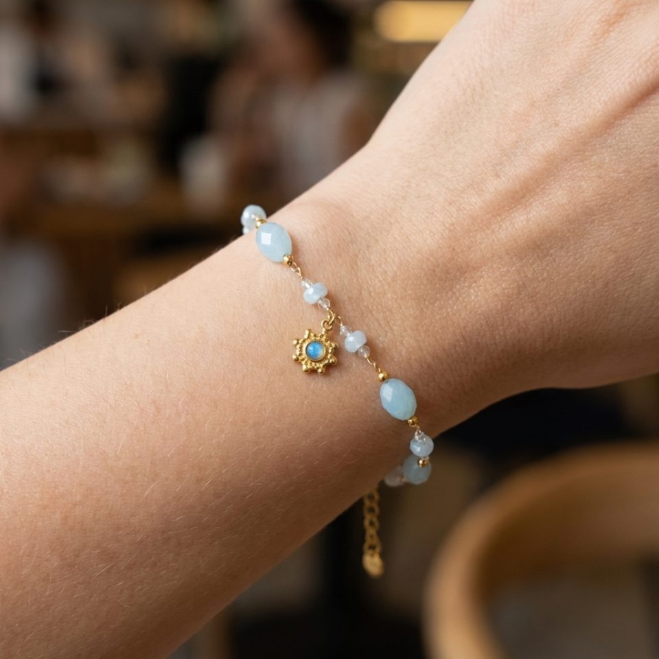 Blue natural crystal beaded bracelet with flower-shaped pendant